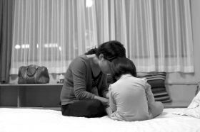 8月19日晚，河北石家莊市，多多的媽媽在酒店里安撫著孩子，3歲的多多一直在吵著要回家，看到陌生人就哭。圖/記者陳正