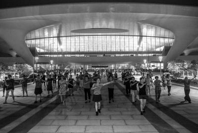 杭州東站遭廣場(chǎng)舞“占領(lǐng)” 站方劃出活動(dòng)區(qū)域