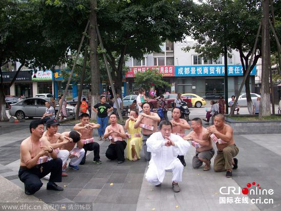 成都氣功大師攜10名弟子懸賞百萬尋武林高手(高清組圖) 成都氣功大師攜10名弟子懸賞百萬尋武林高手(高清組圖)