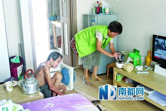 居民徐阿姨去看望何譚送老人，并送去熱湯