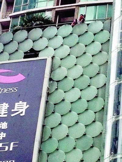 環(huán)亞廣場(chǎng)5樓露臺(tái)上，有一男子揚(yáng)言跳樓。