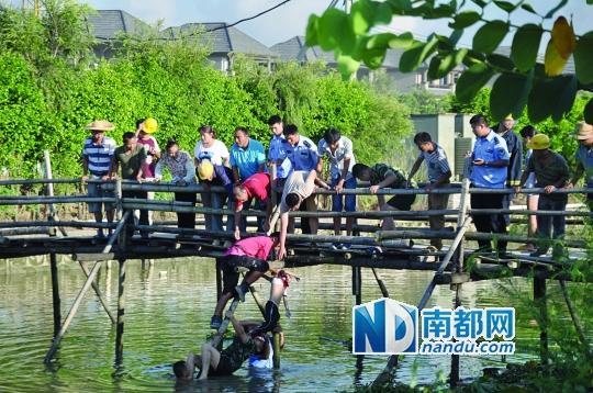 救援人員合力打撈起落水女孩，后經(jīng)醫(yī)護(hù)人員確認(rèn)已經(jīng)死亡。受訪者供圖