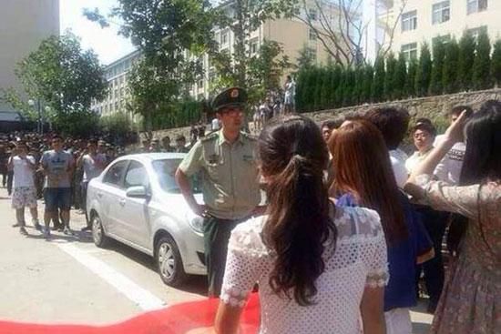 青島黃海學(xué)院，數(shù)千學(xué)生在校內(nèi)游行抗議