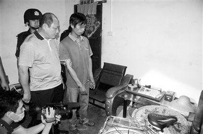 今年8月，我國內(nèi)地發(fā)生多起單身女性乘坐“黑車”后慘遭車主殺害的案件，被網(wǎng)友稱為“黑色8月”。