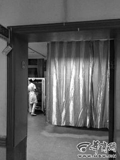 昨晚9時許，急診室簾后，6歲的小女孩靜靜地躺著 記者 卿榮波 攝