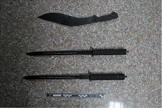涉案男子使用的兩把長柄刺刀和一把砍刀 涉案男子使用的兩把長柄刺刀和一把砍刀