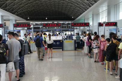 成都市民排隊準備出境。