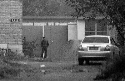 回訪今天上午，小李被困的院子大門緊閉，有人在門口望風