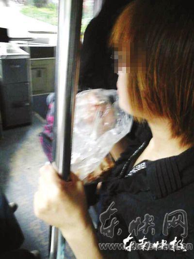 擁擠的公交車內，這位姑娘正在嚼螃蟹網(wǎng)友供圖