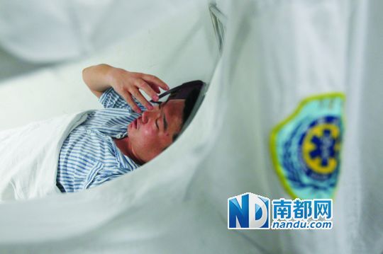 19日，北大深圳醫(yī)院，透過被撕破的工作服，急診科醫(yī)護(hù)人員申洪濤身體多處被醉酒男子抓傷。