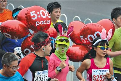 身上綁著氣球的參賽者在參加比賽。