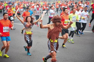 “原始人”打扮的參賽者向觀(guān)眾揮手。