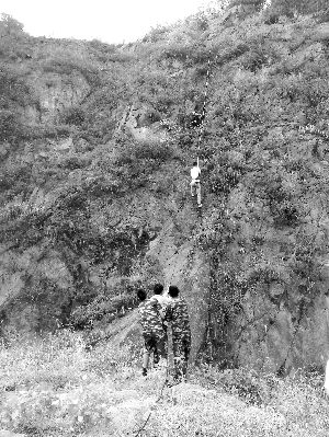 經(jīng)過(guò)三個(gè)半小時(shí)的緊張救援，半山腰的男子被成功救下 消防供圖