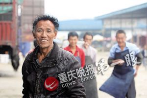 唐再海因為皮膚黝黑，工友們都打趣地稱呼他為“非洲人”。