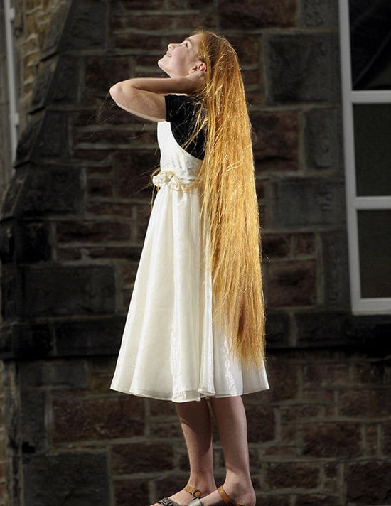 英國(guó)少女長(zhǎng)發(fā)及膝 洗頭需1小時(shí)(組圖) 英國(guó)少女長(zhǎng)發(fā)及膝 洗頭需1小時(shí)(組圖)