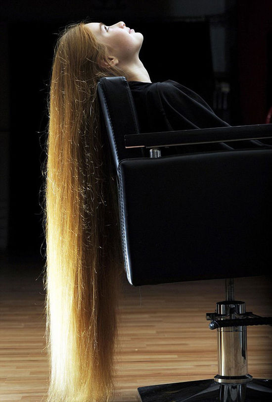 英國(guó)少女長(zhǎng)發(fā)及膝 洗頭需1小時(shí)(組圖) 英國(guó)少女長(zhǎng)發(fā)及膝 洗頭需1小時(shí)(組圖)