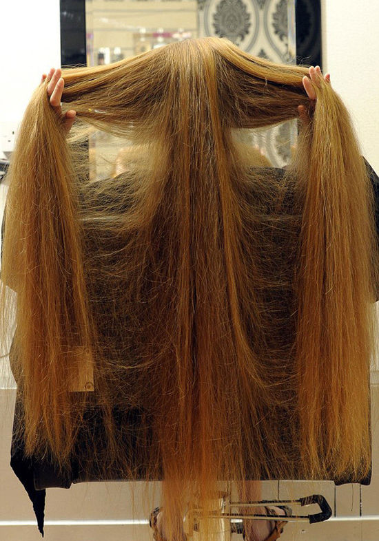 英國(guó)少女長(zhǎng)發(fā)及膝 洗頭需1小時(shí)(組圖) 英國(guó)少女長(zhǎng)發(fā)及膝 洗頭需1小時(shí)(組圖)