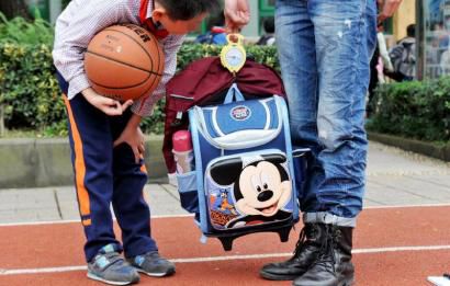 10月28日，記者對成都市某小學學生的書包進行稱重，該學生書包的重量為7.8公斤。