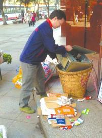 王光偉靠收廢品拾荒為生，每月僅有1000元的微薄收入。