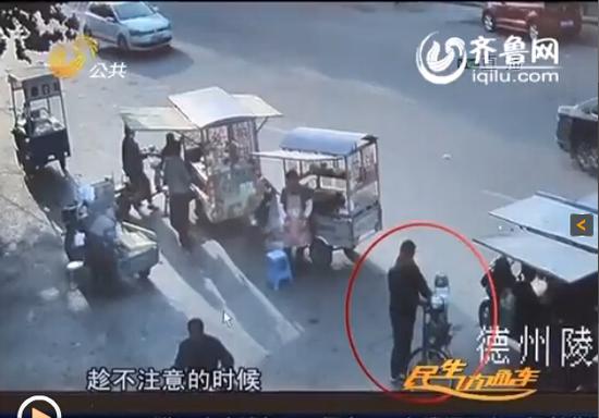 在臨盤市場被抓之后，薦某竟然拿出了一把匕首