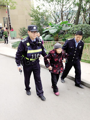 吳俁和李文學決定先將老太送到轄區(qū)聯芳派出所核實身份