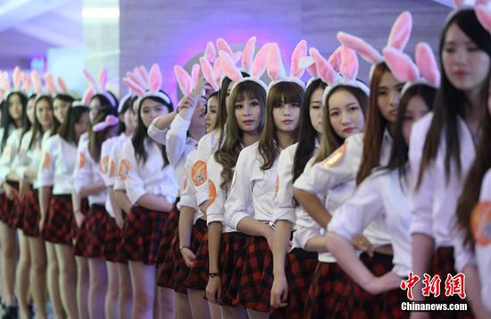 11月11日晚，一百位統(tǒng)一打扮的“兔女郎”現(xiàn)身南京新街口，逛街看電影玩快閃，走到哪里都被圍觀。