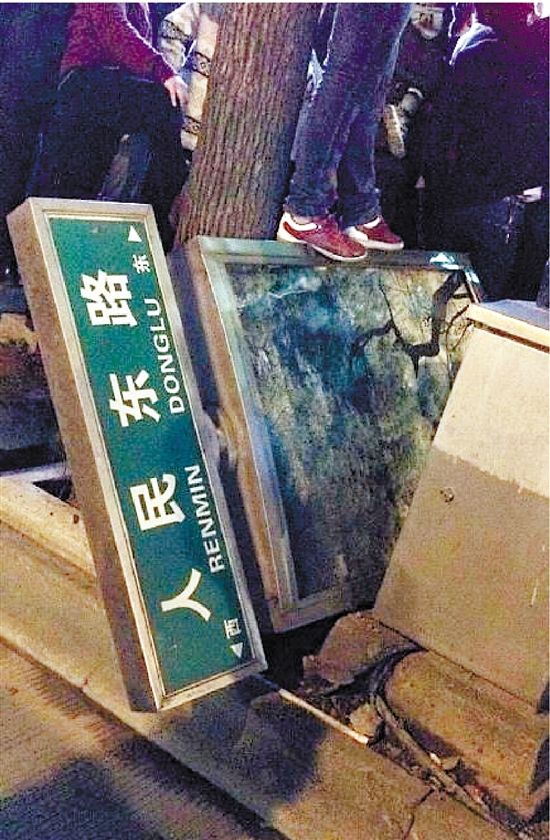 路牌都踩翻，還有人上了樹，城管不出手，也確實(shí)不大合適。