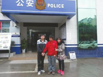 王江中和弟弟、大姑離開東南派出所前的合影。張文敏攝