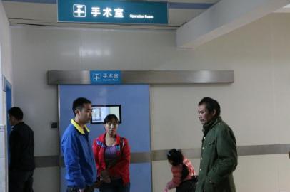 宇宇的父母和爺爺一直守候在手術(shù)室外。