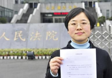 12月3日，起訴代理人出示公訴書。