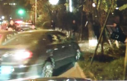作案嫌疑車輛竄上綠化帶。（據(jù)警方視頻截圖）