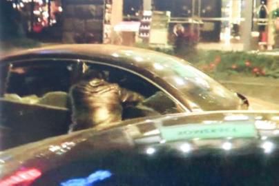 一警察試圖讓汽車停下。