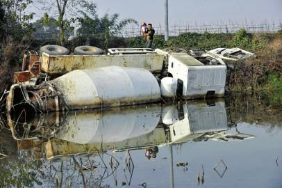 12月23日，側翻在荷塘的罐車。