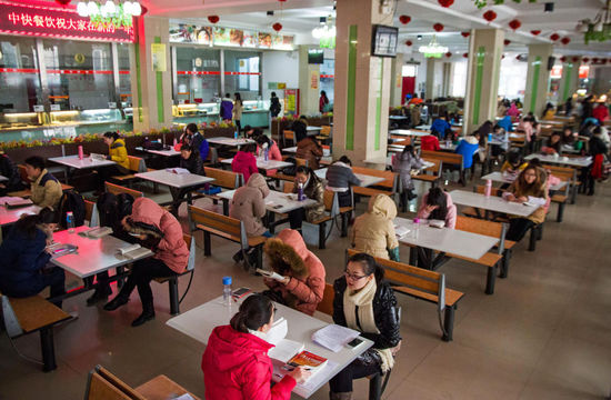 圖為在食堂內(nèi)復(fù)習(xí)的學(xué)生。