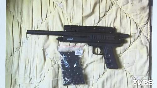 林姓男子使用的瓦斯鎮(zhèn)暴槍。圖自TVBS網(wǎng)站