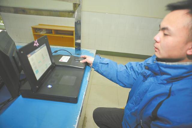 高考報名錄入指紋開始執(zhí)行,在校生由學校統(tǒng)一錄入。