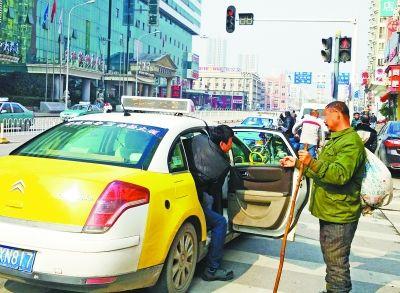 行乞者與保安聊天，竟頻頻對保安的收入表達出了不屑。