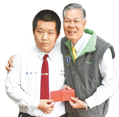 校長(zhǎng)稱(chēng)贊鄭詠釧（左）處變不驚，頒發(fā)2000元臺(tái)幣紅包“壓驚”，并記一大功。