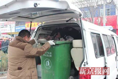 亳州路邊垃圾桶內(nèi)驚現(xiàn)碎尸。網(wǎng)友供圖