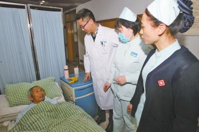 老人病治好了，可他卻一直躺在醫(yī)院的病床上。