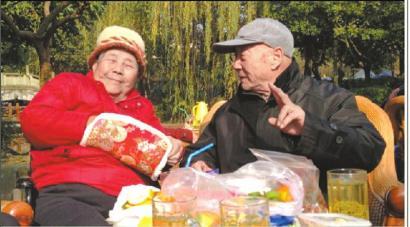 結(jié)婚60年，梁玉芹婆婆和王再功爺爺恩愛如初。