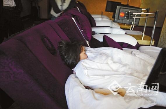 夜里，孩子就睡在沙發(fā)躺椅上。