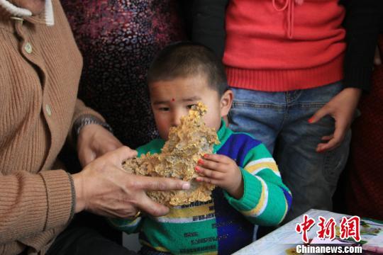 新疆青河縣一牧民上周意外撿到重7.85公斤公斤左右的一塊狗頭黃金，這塊黃金酷似中國地圖。