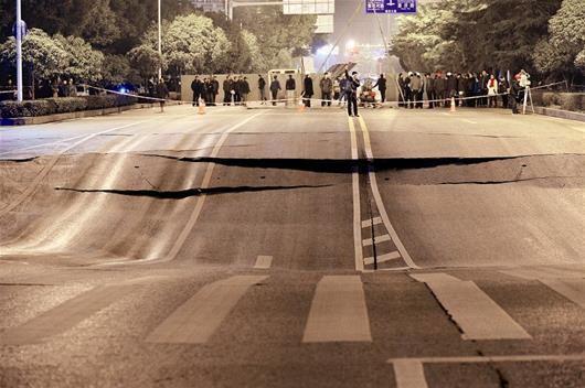 地面繼續(xù)下沉，路面斷裂