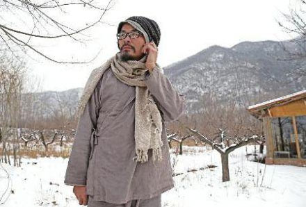 廣東男子放棄百萬(wàn)年薪 一身布衣隱修終南山 廣東男子放棄百萬(wàn)年薪 一身布衣隱修終南山