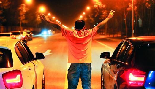 2013年8月25日凌晨，北京，在東壩大街路口進行的一場飆車。
