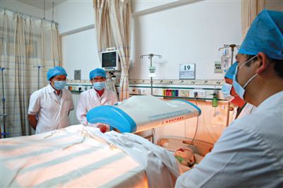 受傷醫(yī)生覃某正在進(jìn)行治療。昨日上午，醫(yī)生覃某在醫(yī)院乘電梯期間，被一名患者潑汽油并點(diǎn)燃，致重度燒傷。圖/CFP