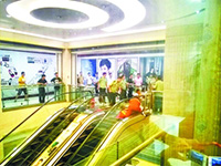 遇難女子家屬很悲傷。