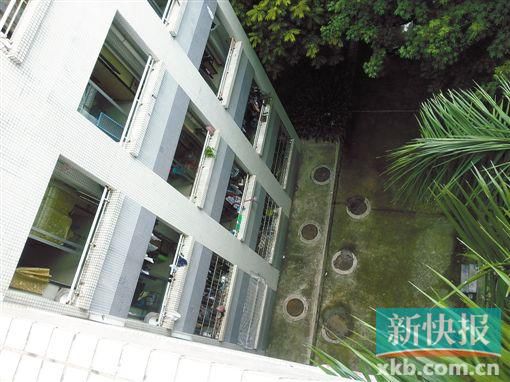 據(jù)目擊者稱,當(dāng)時(shí)墜樓者躺在右排中、下兩個(gè)井蓋中間附近。