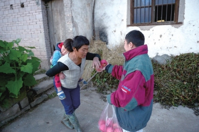 看到他遞來蘋果，村人尷尬地笑笑，婉拒了。